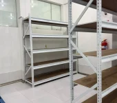 Almacén de insumos con estanterías metálicas