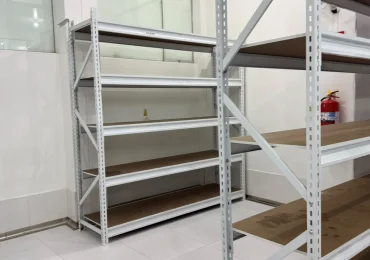 Almacén de insumos con estanterías metálicas