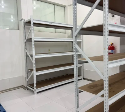 Almacén de insumos con estanterías metálicas