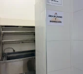 Área de lavado y desinfección señalizada