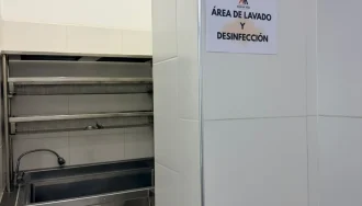 Área de lavado y desinfección señalizada