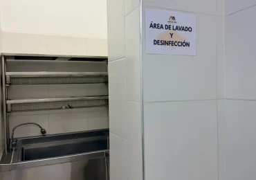 Área de lavado y desinfección señalizada