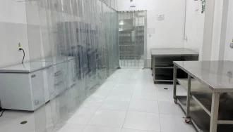 Área de conservación con congeladoras y mesas de acero inoxidable