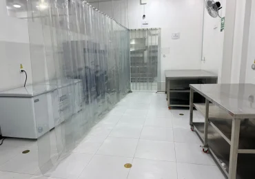 Área de conservación con congeladoras y mesas de acero inoxidable