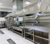 Cocina industrial de Corporación MAC con campanas extractoras y cocinas de acero inoxidable
