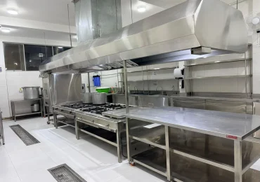 Cocina industrial de Corporación MAC con campanas extractoras y cocinas de acero inoxidable