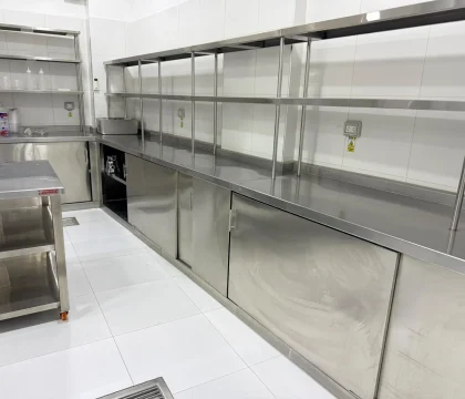 Mesones y repisas de acero inoxidable de la cocina industrial