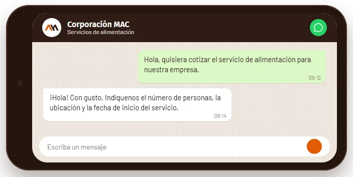 Teléfono con una conversación de WhatsApp para solicitar una cotización